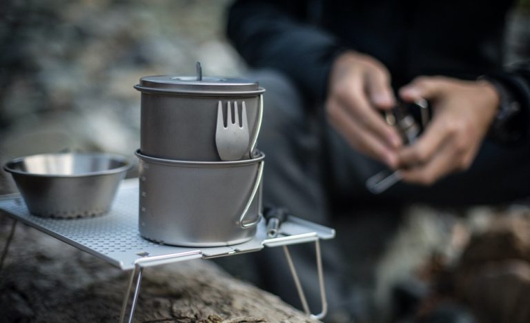 Como escolher os utensílios de cozinha perfeitos para acampar